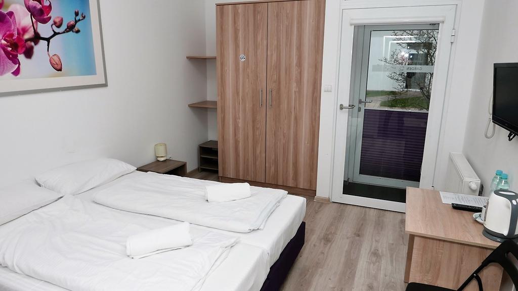 Hotel Garden Olesnica  Bagian luar foto